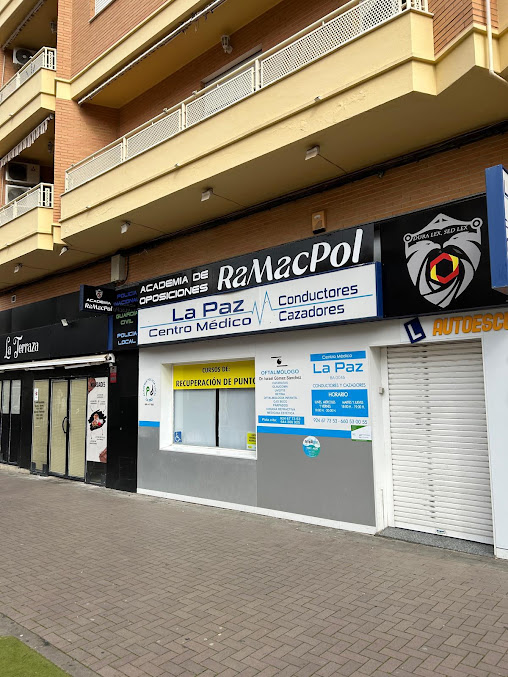 Fachada real de la academia RaMacPol en Avenida de la Paz, 29, Almendralejo